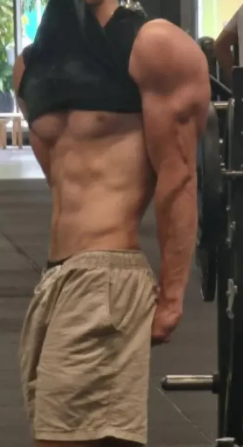 muscular 21m dom, looking for any sub f, hmu if curious