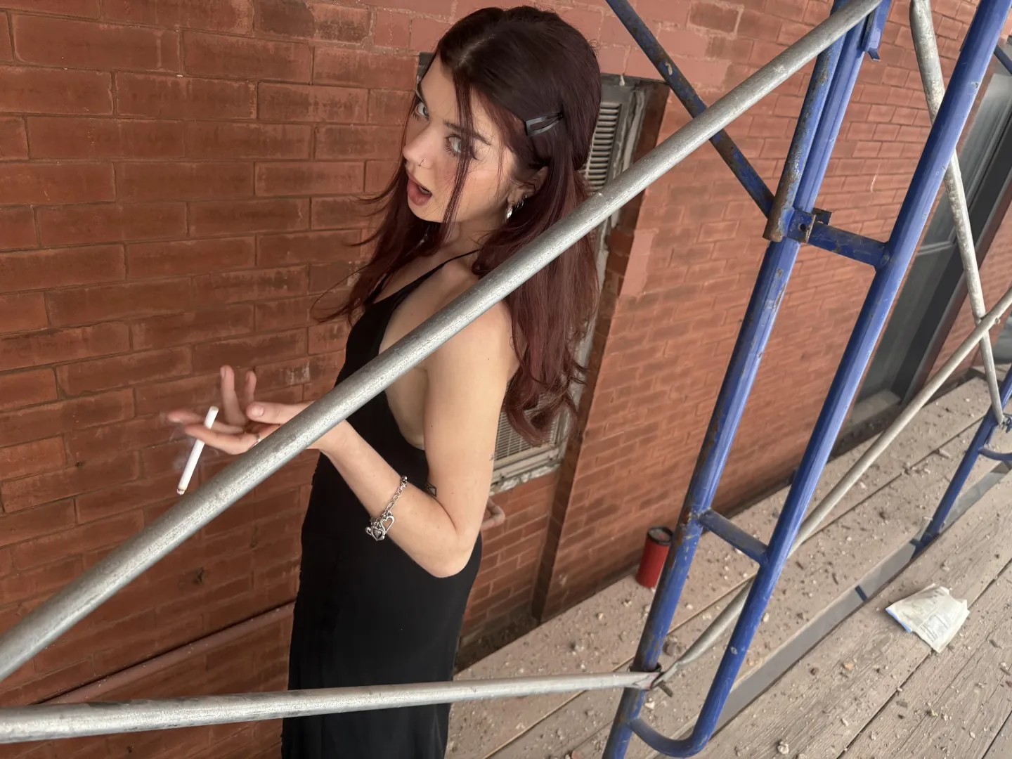 pre-drink cigarette <3 <3 love me some gold 100s