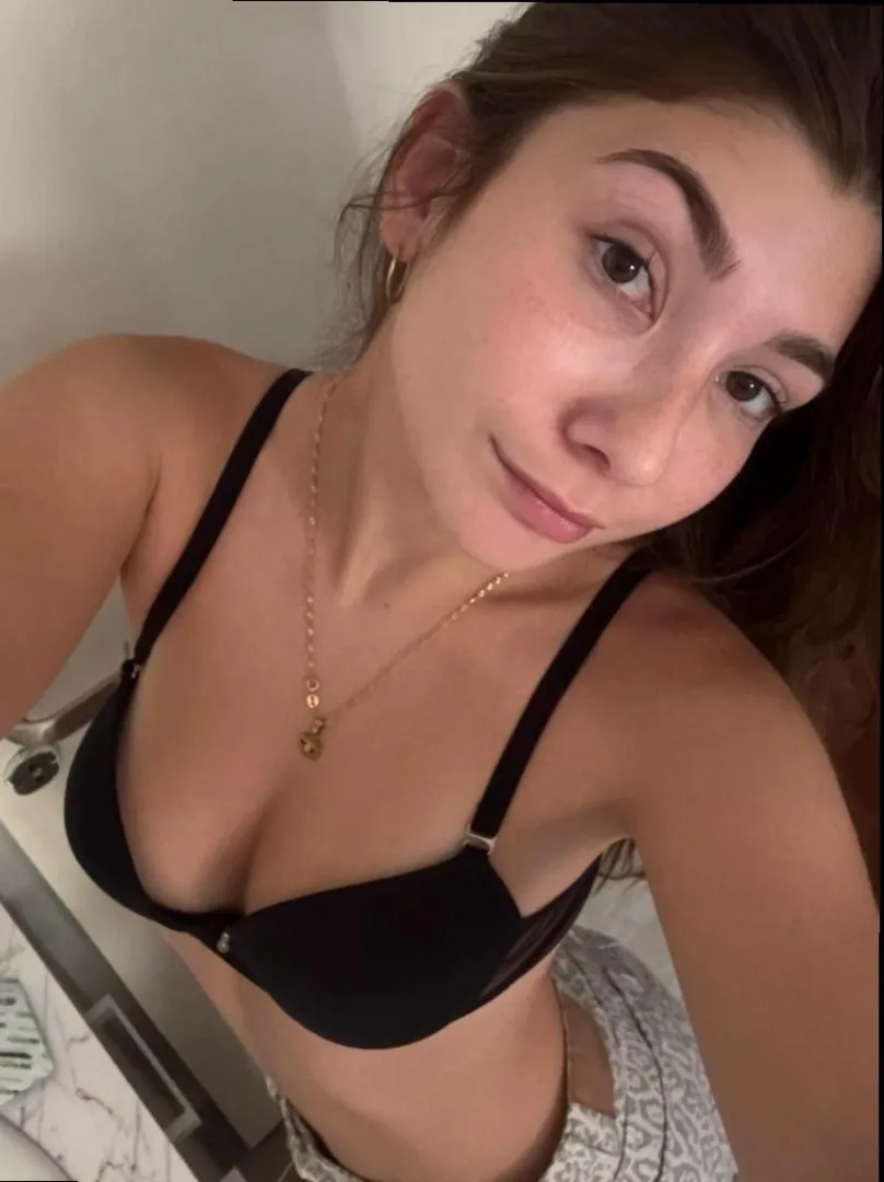 Sending nudes to every guy that upvts (my auto reply is on) just say hi