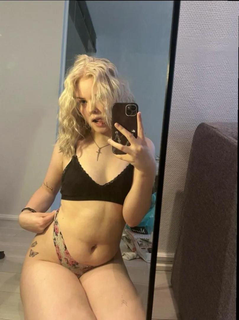 Sending nudes to every guy that upvts (my auto reply is on) just say hi