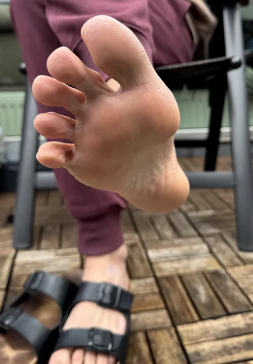 Toes spread