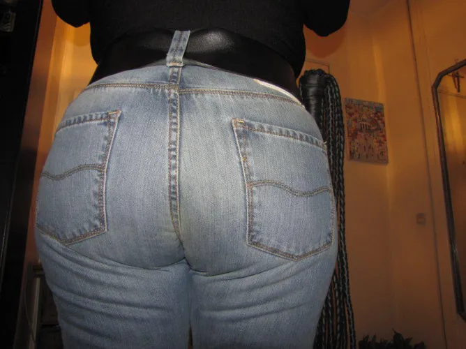 Énorme jeans bien rempli