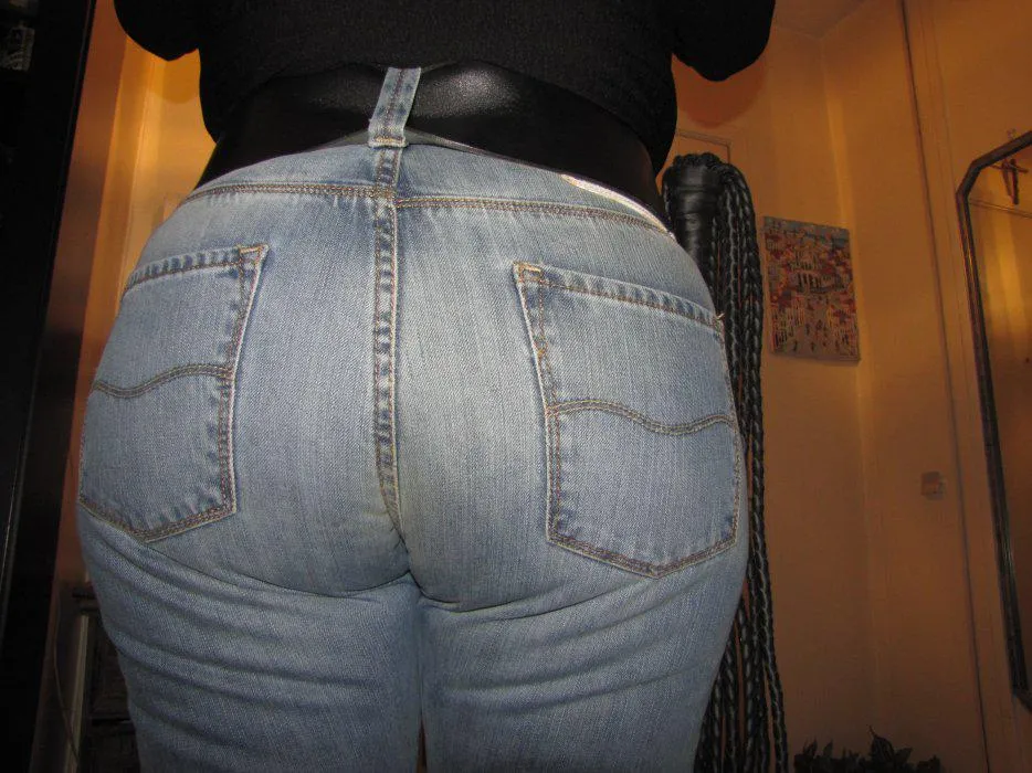 Énorme jeans bien rempli