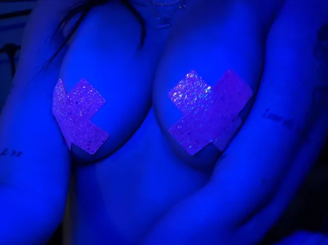 21f your cock deserve to be in between these tonight daddy.