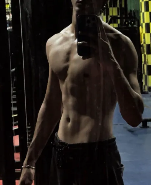 Any real femboys for a Top vers?