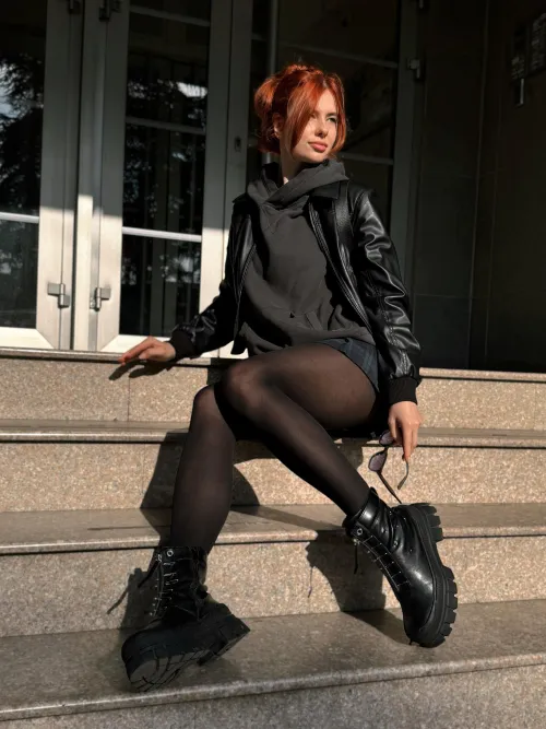 beautiful day for a city walk in my new pantyhose ☀️