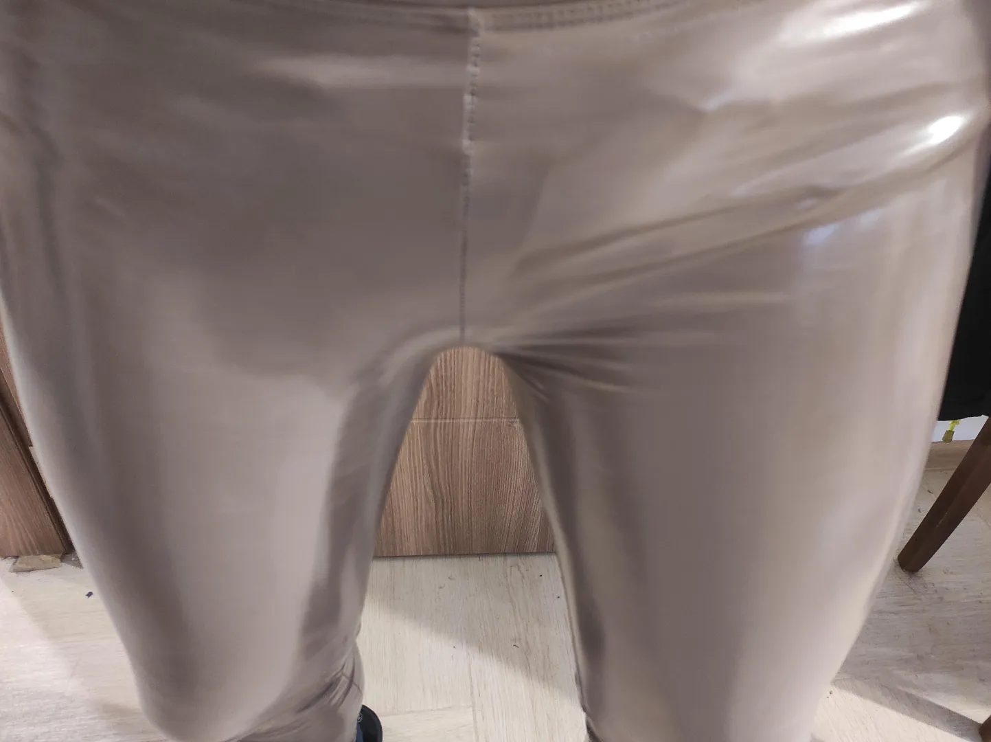 Bulge in shiny leggigns