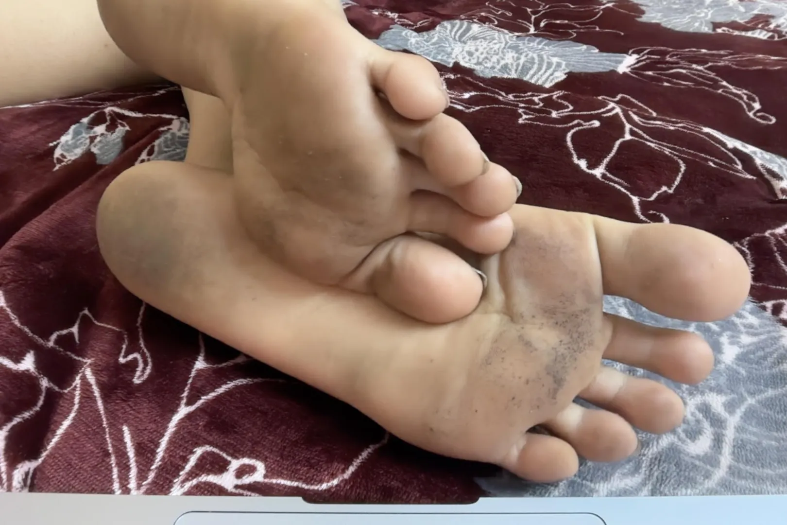 dirtiest nastiest feet for u to clean