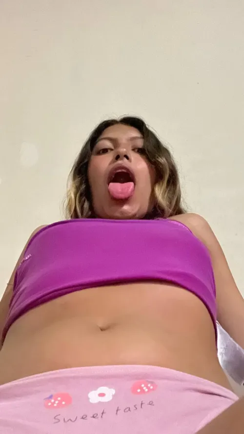 El beso de lengua, o francés, es un acto de alta intimidad que estimula áreas sensibles, activa hasta 34 músculos faciales y libera neurotransmisores como dopamina y oxitocina, generando placer y apego