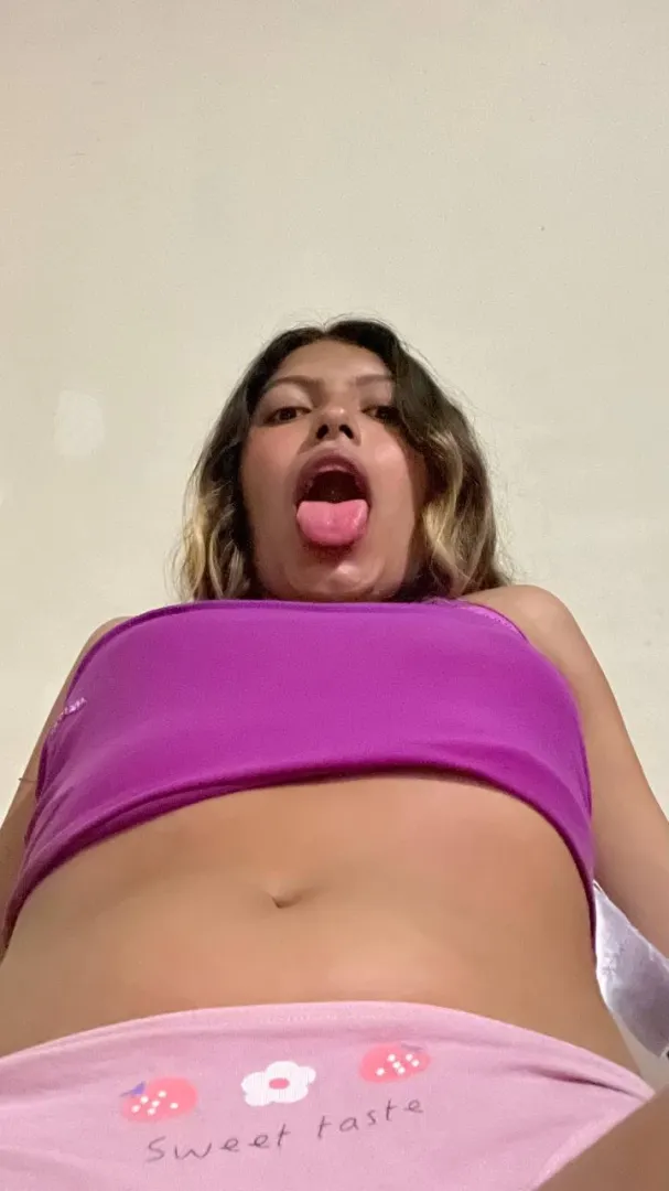 El beso de lengua, o francés, es un acto de alta intimidad que estimula áreas sensibles, activa hasta 34 músculos faciales y libera neurotransmisores como dopamina y oxitocina, generando placer y apego