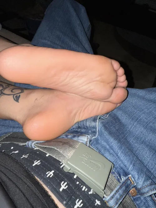 F [21] they’re feeling really dry who wants to moisturize them for me 