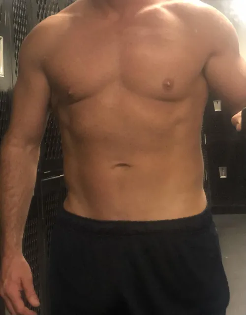 Fit guy looking for a couple or hotwife.