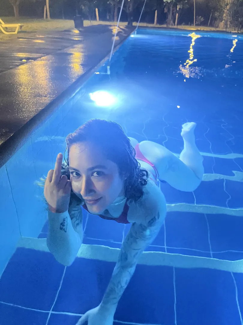 Here’s mommy’s middle finger dedicated to all my small dicked losers 