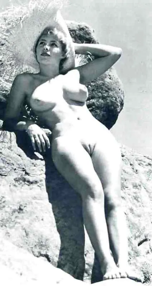 Hourglass figure, big boobs and shaved pussy ! What a combo 