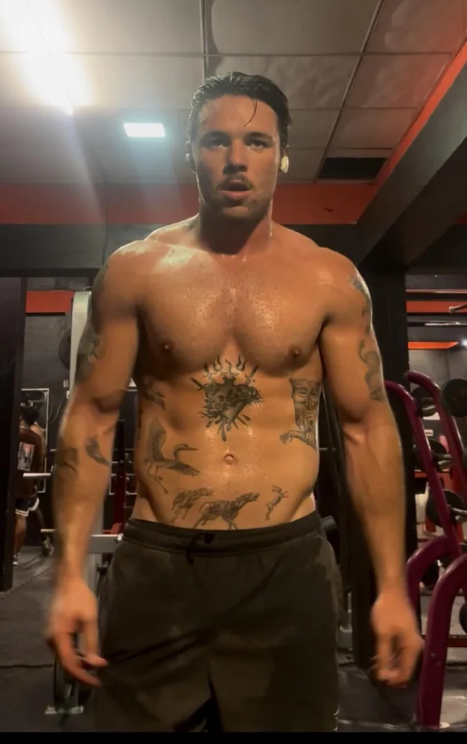 I rarely train abs, I think heavy cardio does it for me