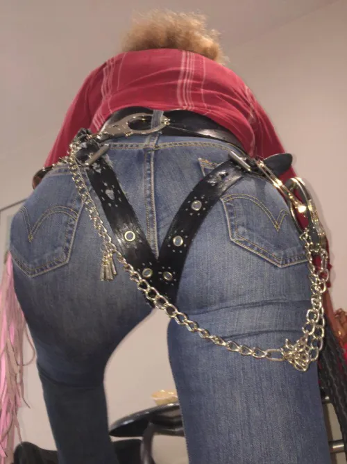 les ceintures rentrent dans sa raie