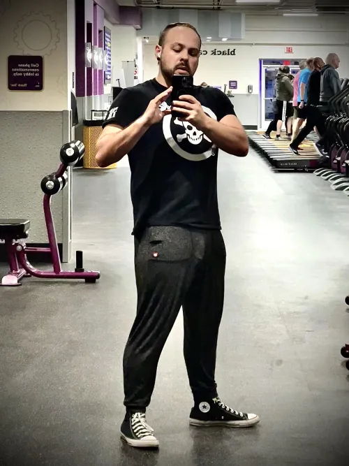 Love the looks I get freeballing and wearing these in the gym…