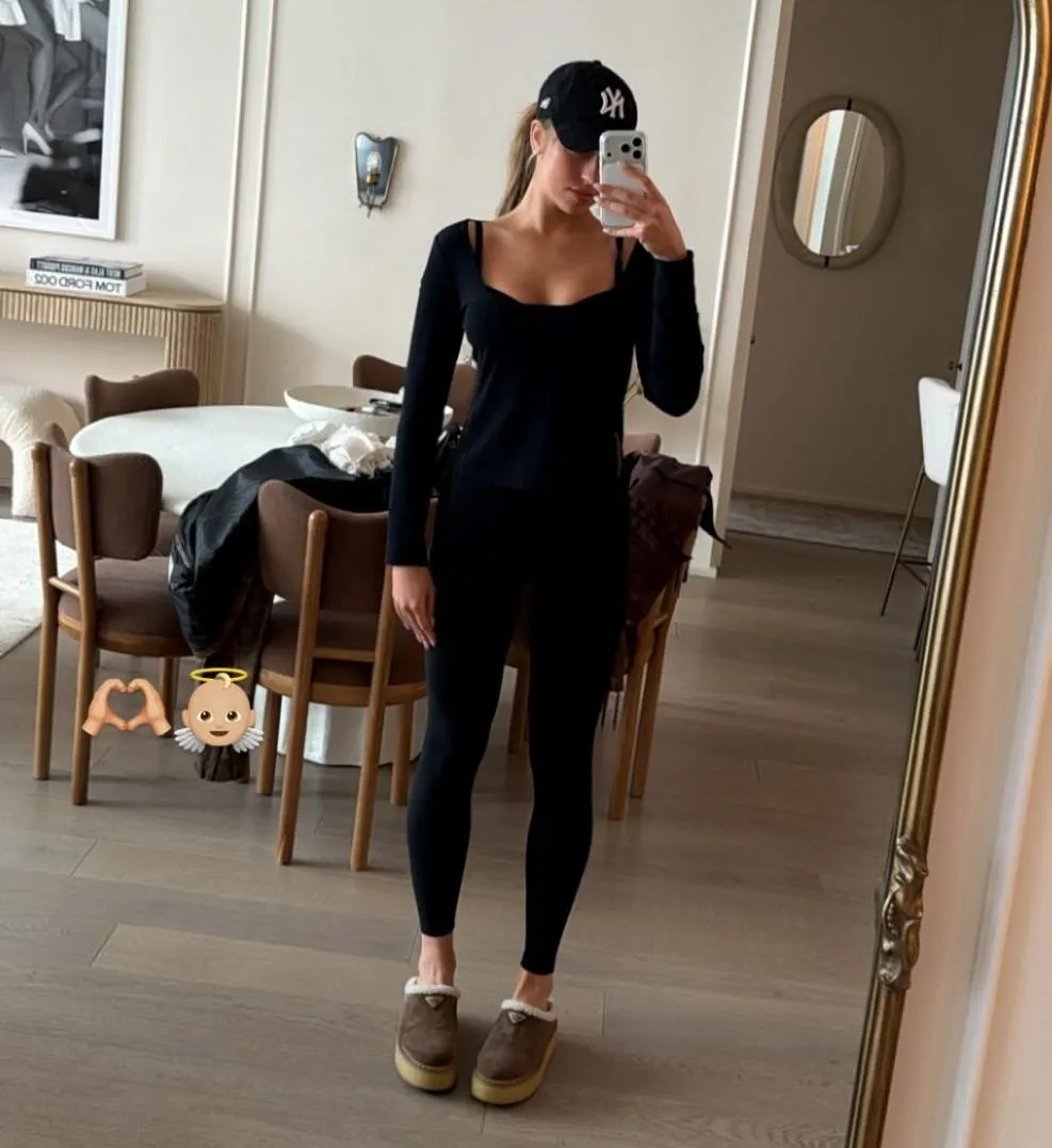 Mirror selfie - IG April 2026