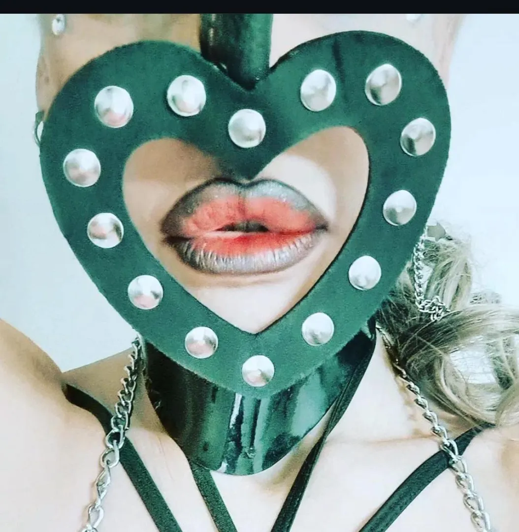 No merecés estos labios… los admirás.⛓️