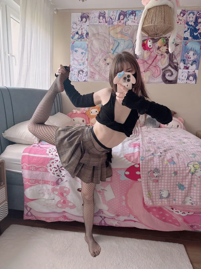 petite princess packing heat ><