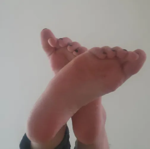Selling these pretty feet all night! 