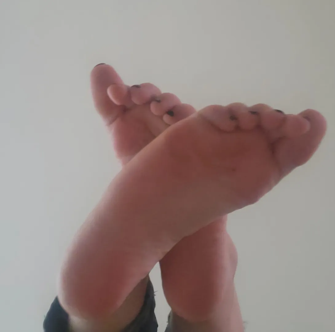 Selling these pretty feet all night! 