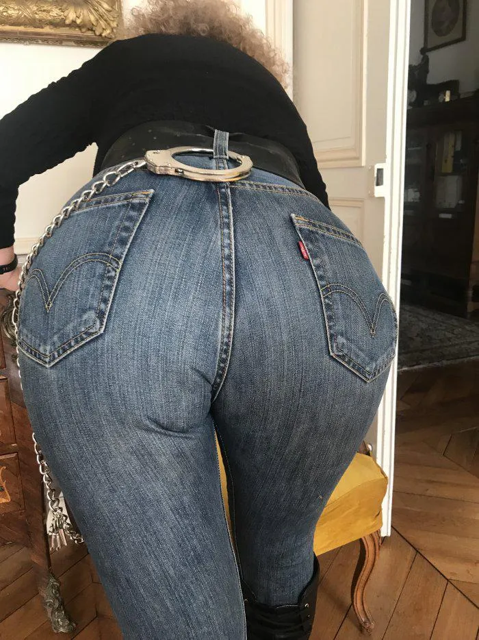 viens embrasser le gros levis de madame