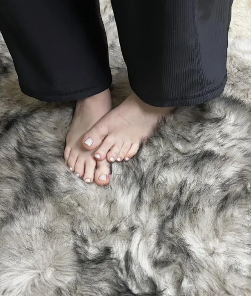 Who else loves white toes?