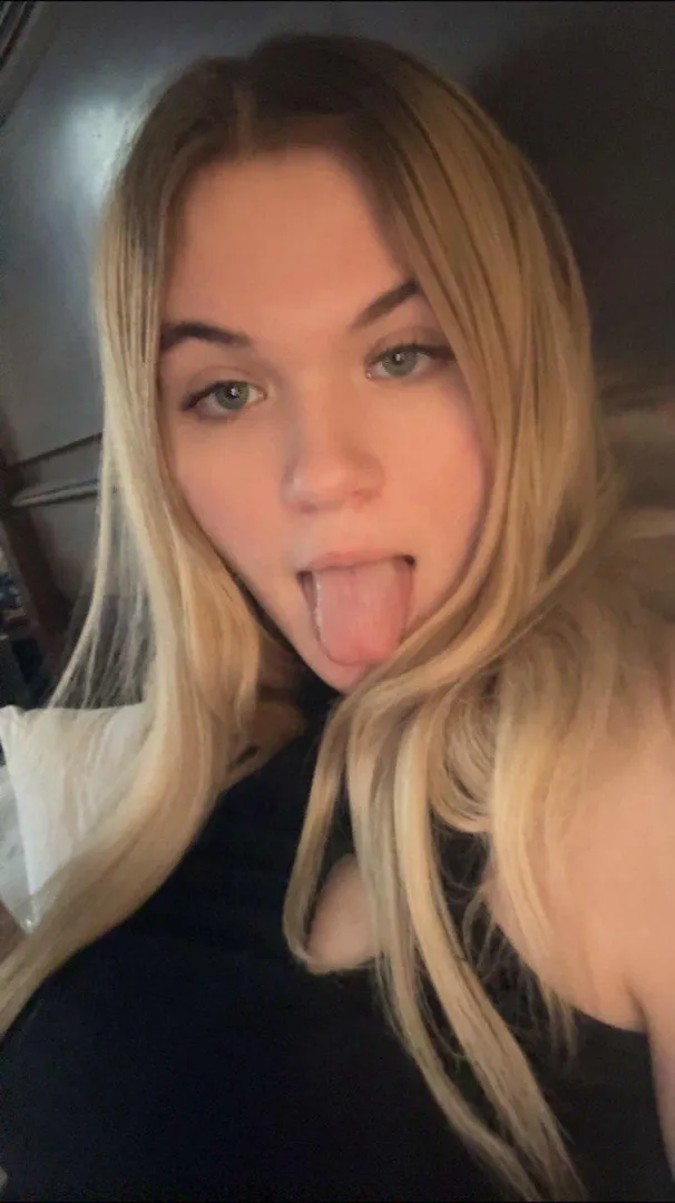 Who will win in a tongue wrestling/fight