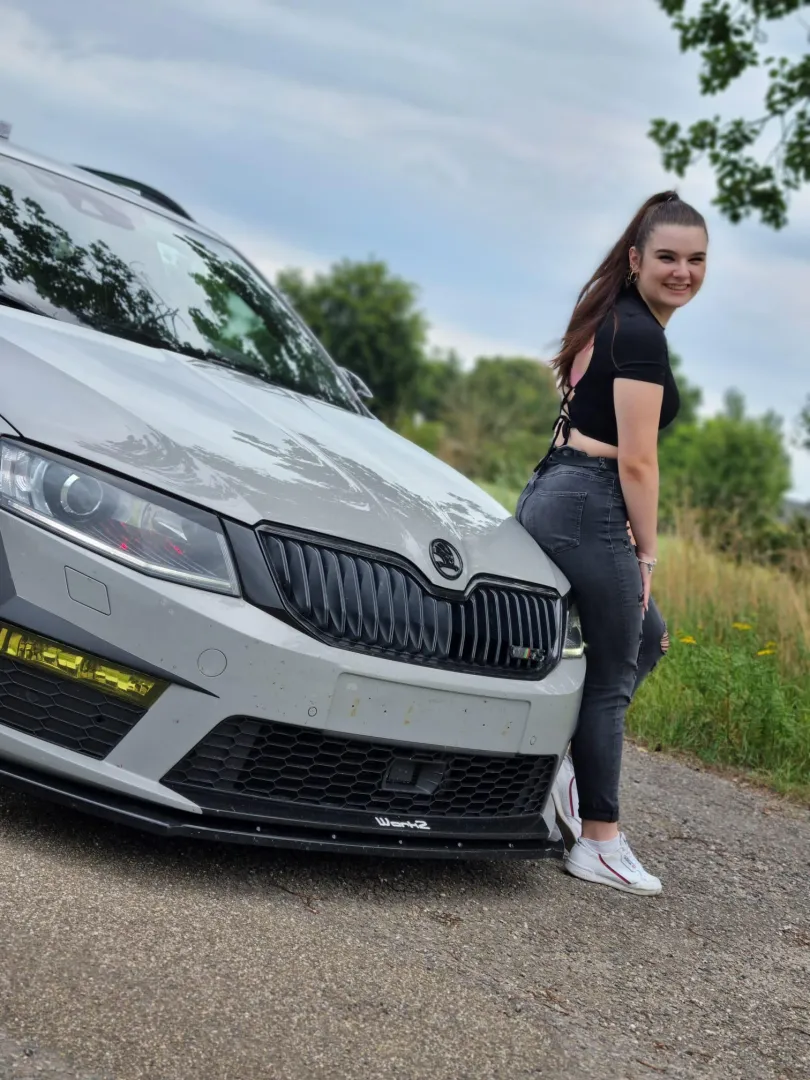 With 20 comments there is a new picture of her we increase it slowly