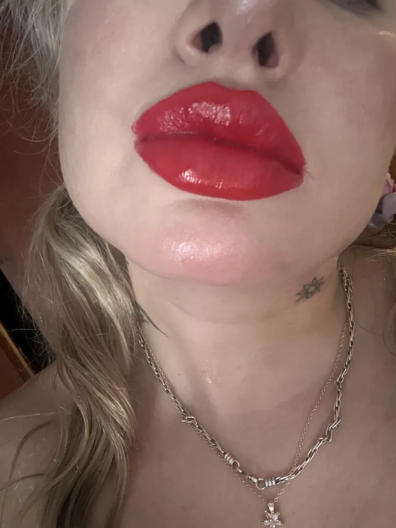 you like my fat red lips with my blonde hair