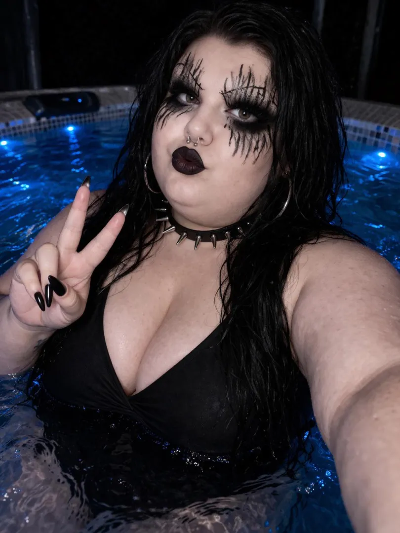 Εδώ χαλαρώνω και έχω καυλες οπότε σε περιμένω στα dm να ξεκαυλωσουμε παρέα 