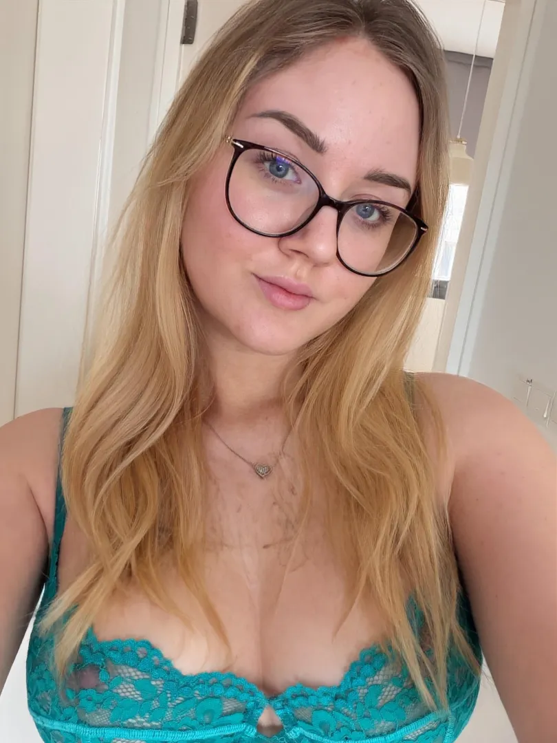 22, dicke Titten, rasiert & Sexsüchtig, melde dich schnell