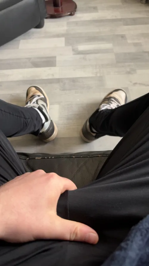 27 uk chronic bator/gooner‍ working from home today. Gooners & freaks, hit me up for a goon session right nowwwww LOVE legs and socks  - dm or snap i_gooner2025