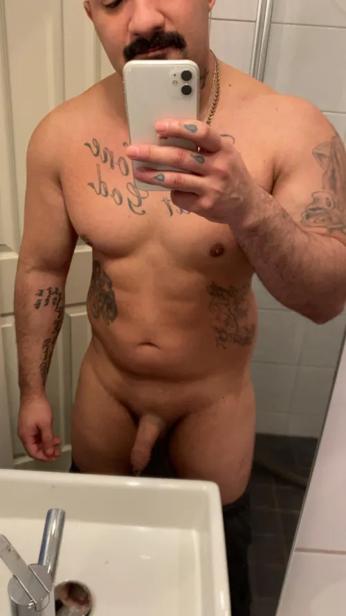 30M wanna watch me flash and jerk off on cam? Face is a must. Only twinks. Sc: taoshima (mrpennypacker)