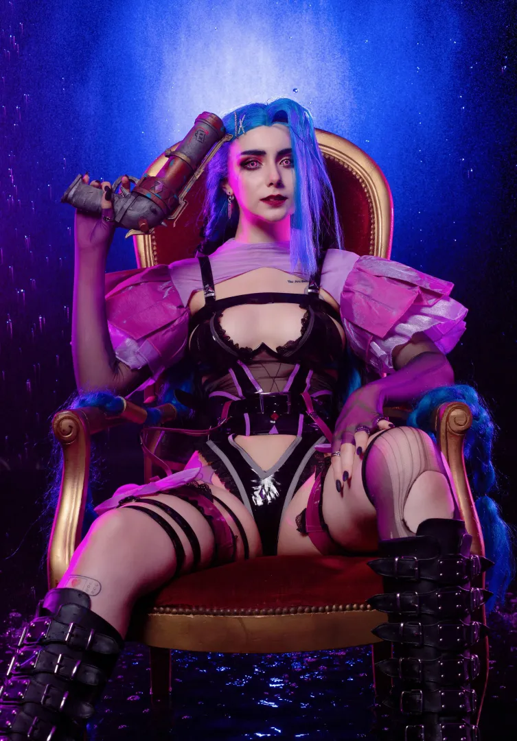 Aloeveraiskawaii cosplaying Jinx