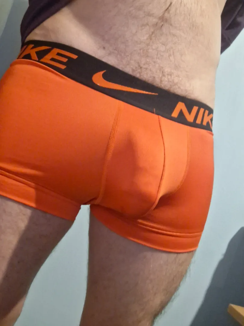 Any hung lads wanna compare cocs? @adam_leeds34 