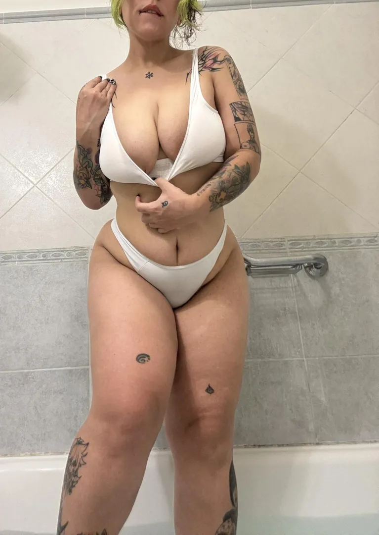 bath time with a curvy gal