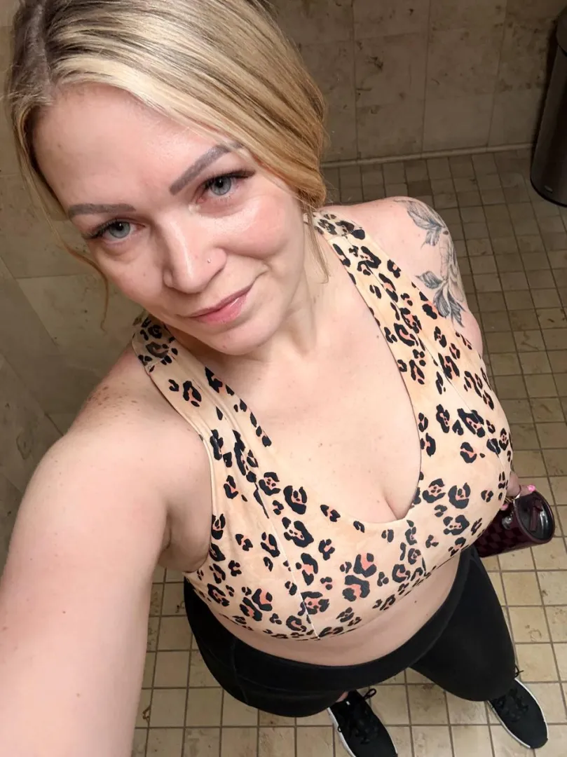 Be honest, I'm a milf, would you smash or pass?