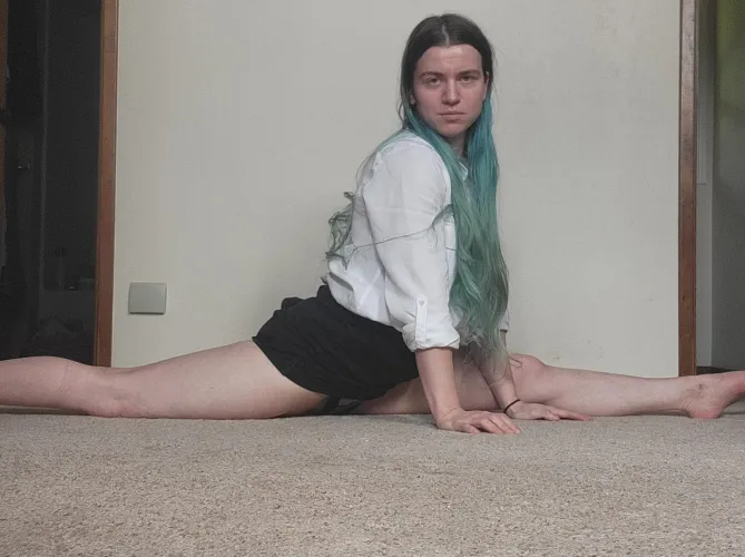 Chilling in the splits (oc)