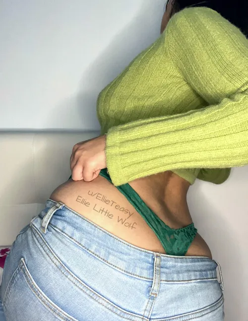 Coffee shop study sesh turned into accidental flashing