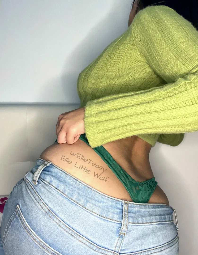 Coffee shop study sesh turned into accidental flashing