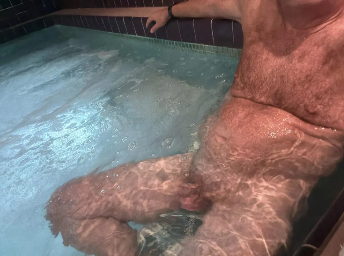 Come join me in the hottub! Plenty of room!