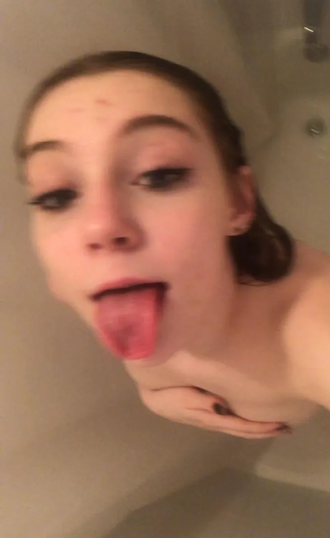 F20 Wanna shower wanna see full body hit me