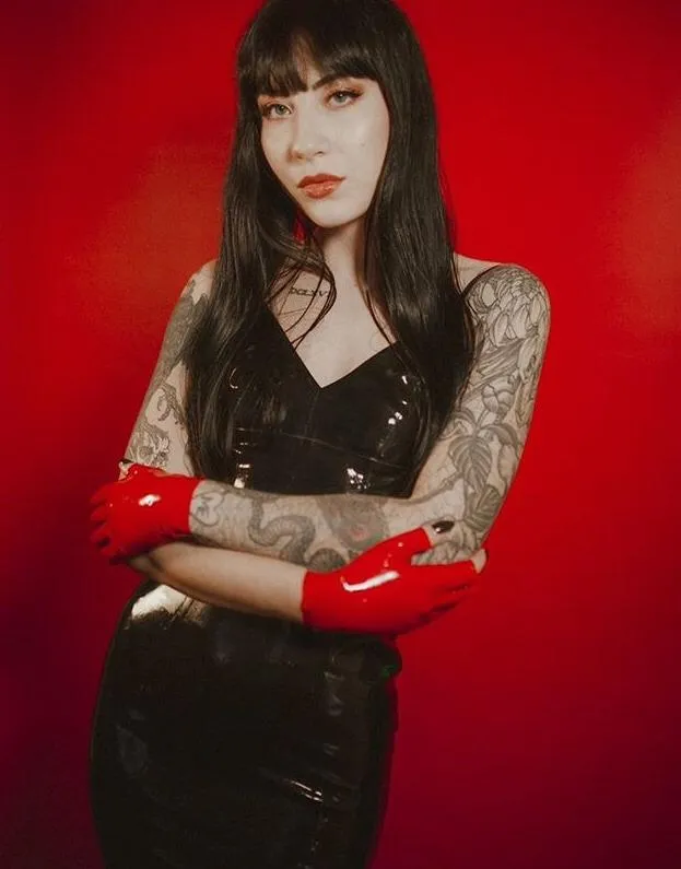 Goddess in gloves