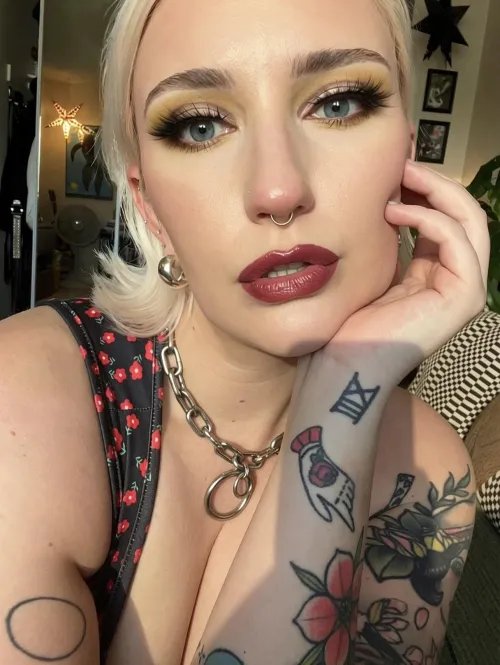 I know you feel pathetic and desperate when you see my blue eyes. Send to my throne to serve your goddess.