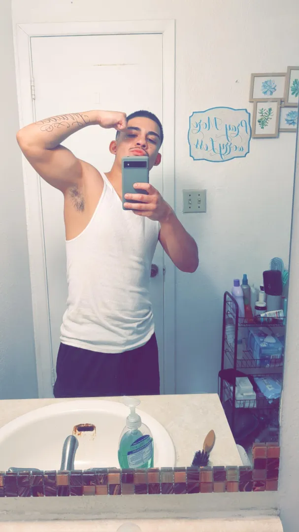 Looking for lady's shoot me a pic n stats