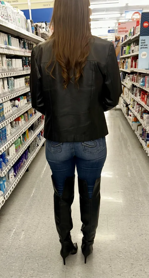 Love the way these silver jeans look on my booty