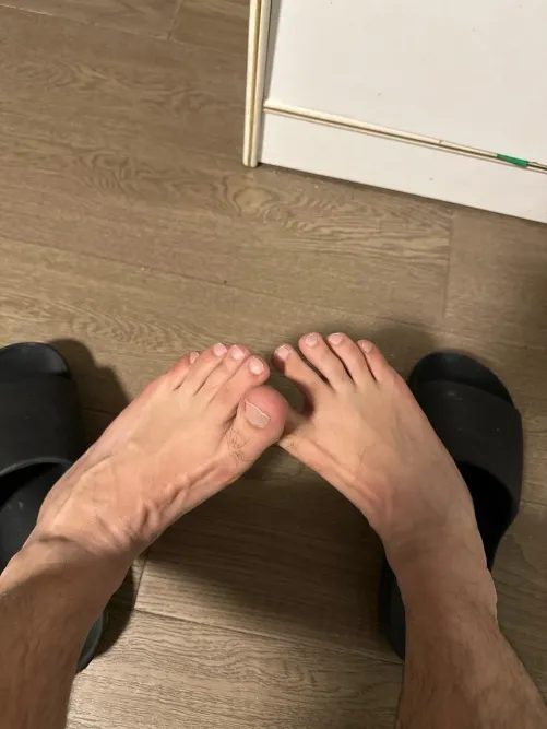 M4m 27 Scarborough - i want a hung man to fuck my soft feet