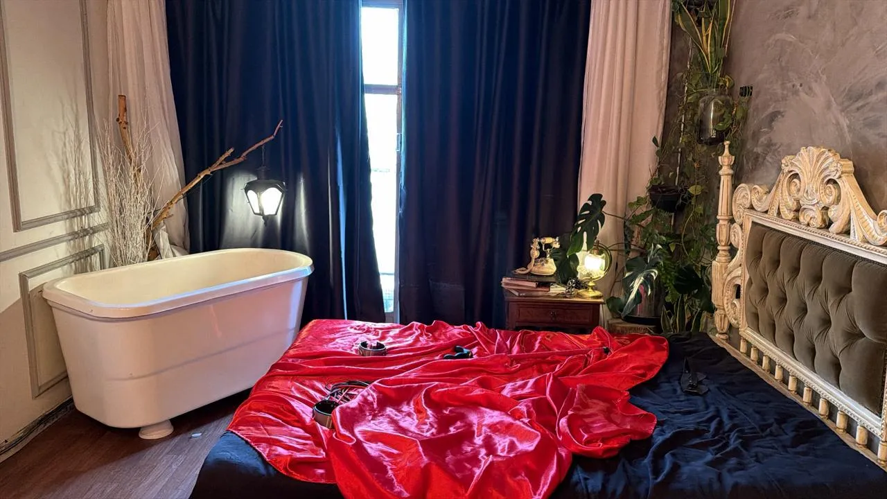 Minha própria masmorra. Troquei a mobília e quero pintar as paredes de preto.